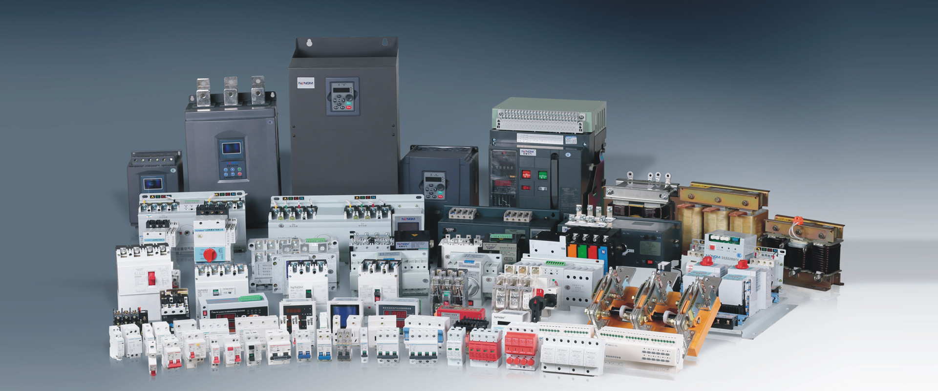 歡迎您來(lái)到專(zhuān)業(yè)的軟啟動(dòng)器廠(chǎng)家-能曼電氣軟啟動(dòng)器公司網(wǎng)站！公司專(zhuān)業(yè)生產(chǎn)各種軟啟動(dòng)器等配電產(chǎn)品，歡迎大家聯(lián)系洽談合作!軟啟動(dòng)器專(zhuān)線(xiàn):400-882-8558