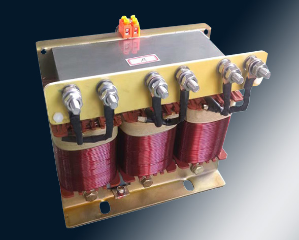 TKSG/TKDG濾波電抗器通過(guò)的是交流電流，它與濾波電容器串聯(lián)使用，組成諧振電路，使其在規(guī)定的頻率點(diǎn)上諧振，濾指定的高次諧波；同時(shí)還可實(shí)玖電力系統(tǒng)的無(wú)功補(bǔ)償和…